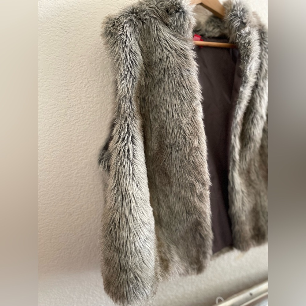 ELLE fur vest. - Picture 3 of 3